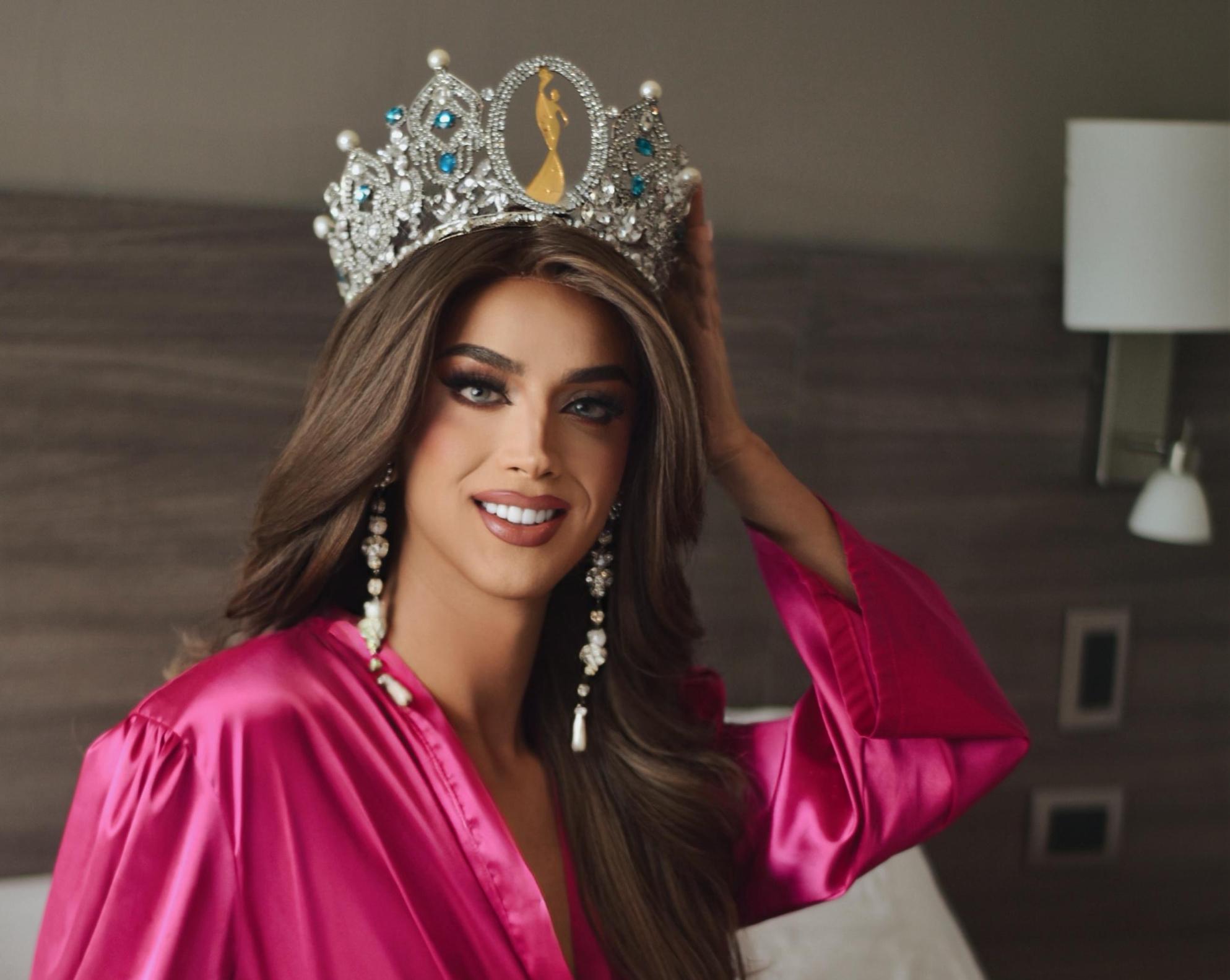 Reina de Miss Queen of the World con corona